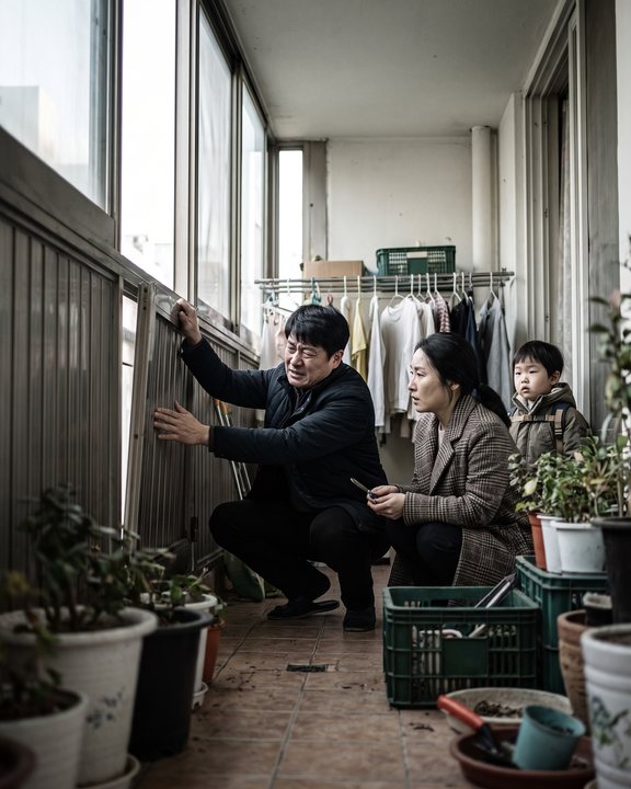 아파트 화재로 계단이 막히면, 우리 집에는 어떤 길이 남아 있을까요? 연출 이미지