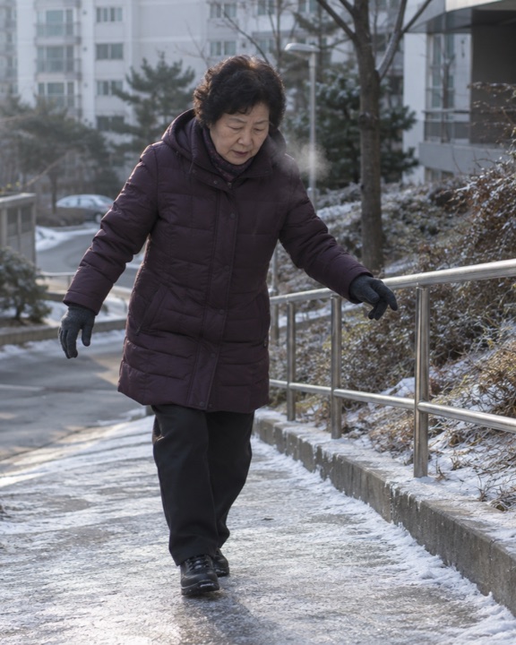 꽁꽁 언 출근길, 빙판에서 넘어지지 않으려면 어떻게 걸어야 할까요? 연출 이미지